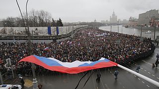 Banderas rusas con crespones negros en memoria de Boris Nemtsov