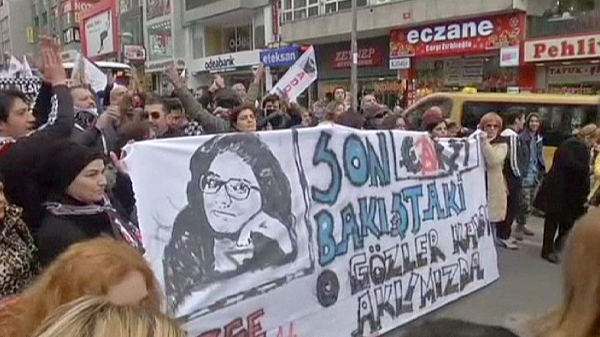 مظاهرة منددة بمقتل طالبة جامعية بعد محاولة اغتصابها في اسطنبول