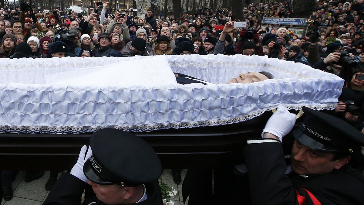 Nemzow wird auf dem Prominentenfriedhof Trojekurowo beigesetzt