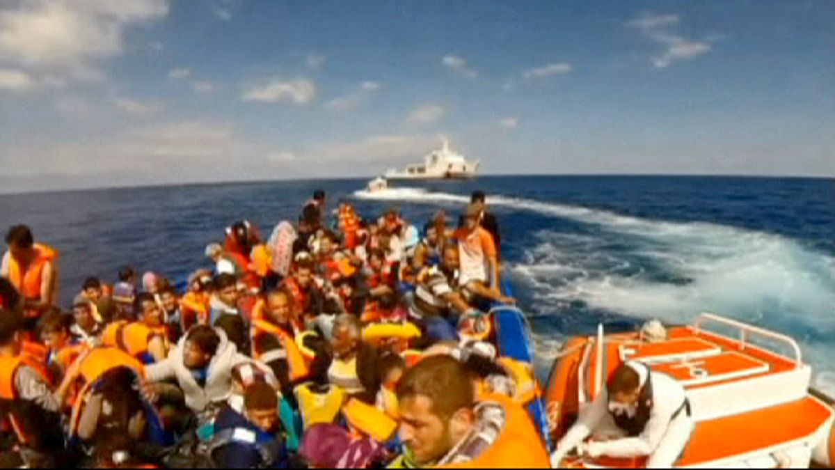 Über 900 Flüchtlinge vor Italien gerettet - Tödliches Unglück vor Sizilien