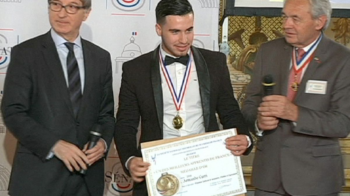 اعطای مدال بهترین کارآموز نجاری فرانسه به مهاجر غیرقانونی آلبانیایی