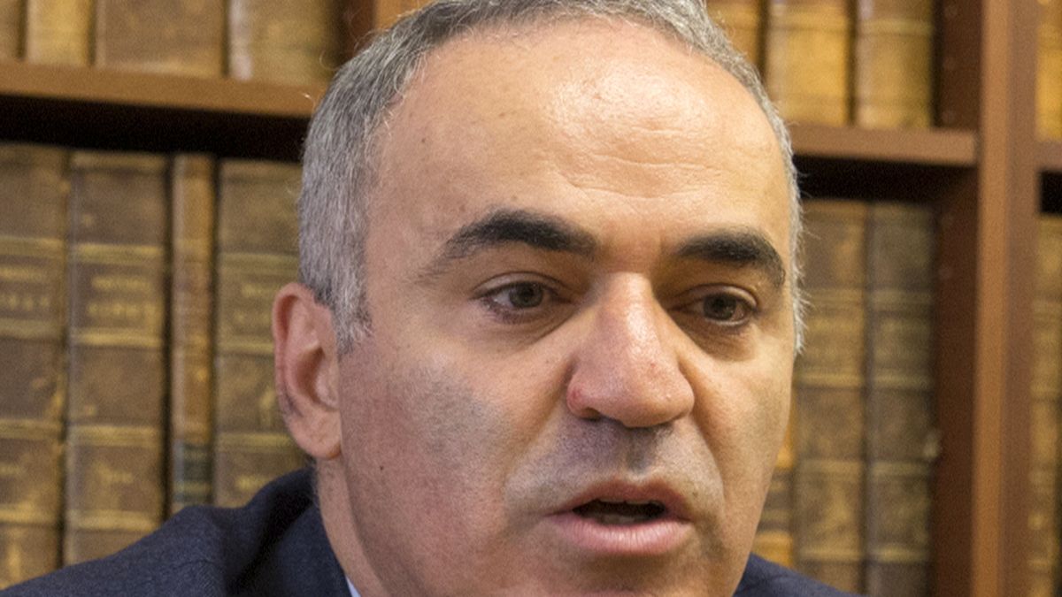 Kasparov diz que Putin quer derrubar o governo de Kiev