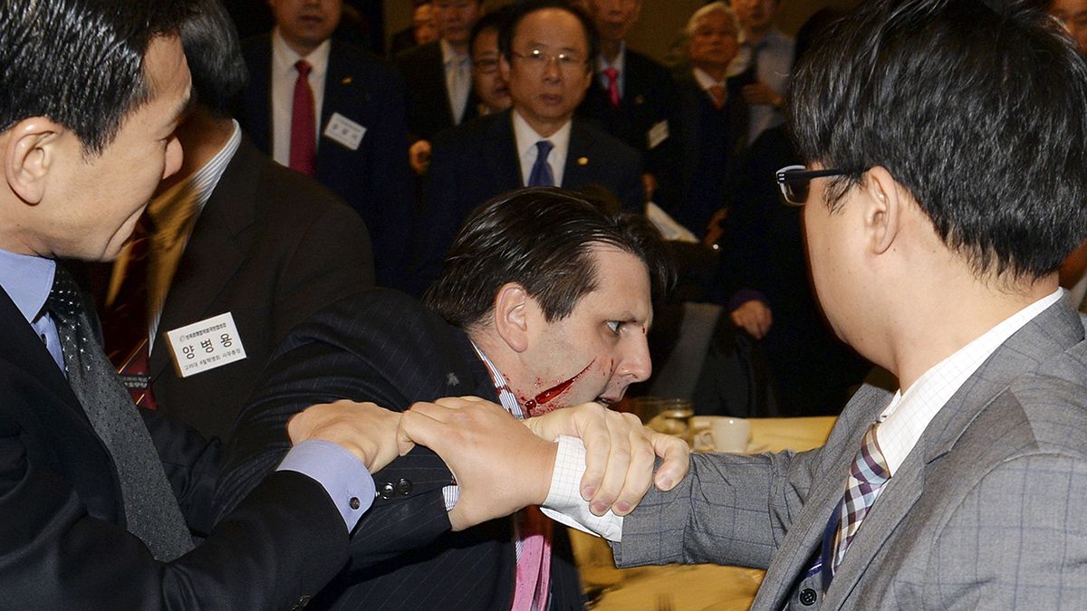 Corea del Sud: 80 punti di sutura per l'ambasciatore statunitense ferito a Seul