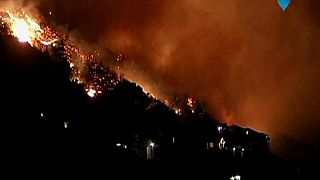 Güney Afrika: Cape Town'da çıkan yangında evler kül oldu