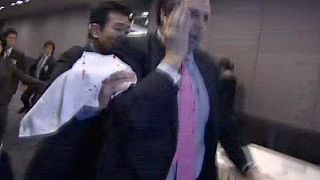 Corea del Sur: un activista apuñala en la cara al embajador de EEUU