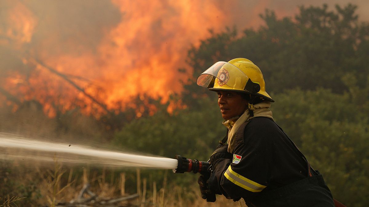 Cape Town'un simge dağları yangına teslim