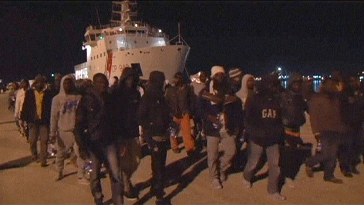 Pelo menos 10 migrantes morreram na costa italiana