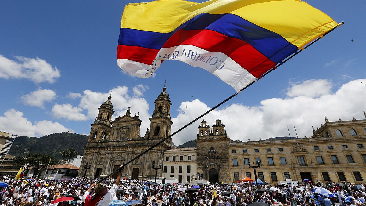 Kolombiya'da 'beyaz tişörtlü' barış yürüyüşü