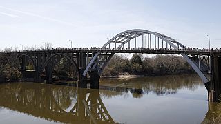 Selma, 70 mila in marcia sotto l'Edmund Pettus Bridge