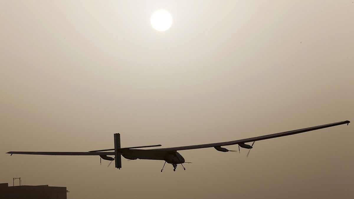 El avión Solar Impulse 2 inicia su primera vuelta al mundo sin una gota de carburante