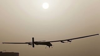 إقلاع الطائرة سولار إمبلس2 بنجاح من أبو ظبي في رحلة حول العالم بالاعتماد على الطاقة الشمسية
