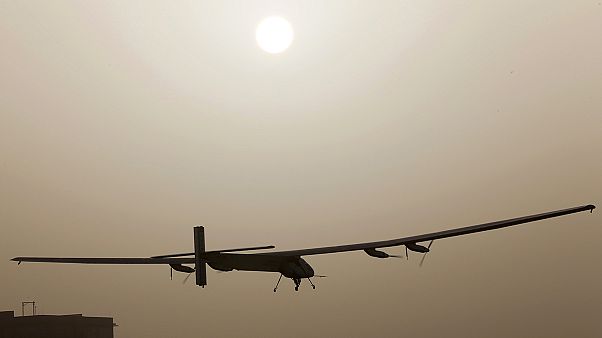 El avión Solar Impulse 2 inicia su primera vuelta al mundo sin una gota de carburante El avión Solar Impulse 2 inicia su primera vuelta al mundo sin una gota de carburante