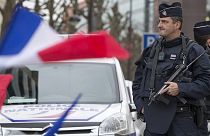 Állítólag egy volt rendőrt is elfogtak a párizsi merényletek után