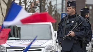 Polícia francesa detém quatro suspeitos de auxiliarem os autores dos atentados de janeiro em Paris