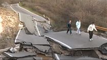 Un deslizamiento de tierra destruye una carretera en Montenegro