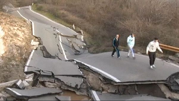 Un deslizamiento de tierra destruye una carretera en Montenegro Un deslizamiento de tierra destruye una carretera en Montenegro