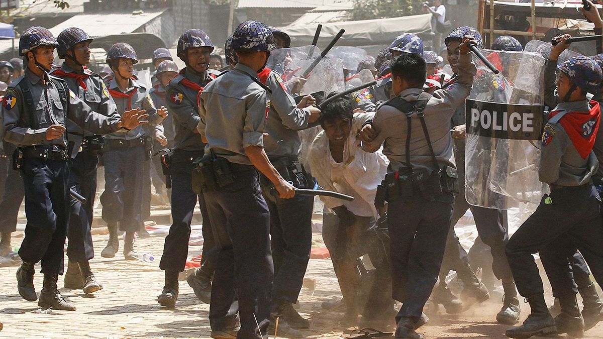 Repressão violenta na Birmânia