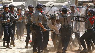 Myanmar, la polizia blocca con la forza una manifestazione di studenti