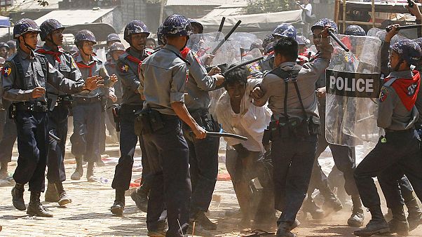 Myanmar'da öğrenciler polisle çatıştı Myanmar'da öğrenciler polisle çatıştı