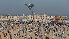 اطفال فلسطينيون يطيرون طائرات ورقية لإحياء كارثة فوكوشيما