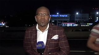 Un equipo de televisión es atracado frente a las cámaras en Johanesburgo