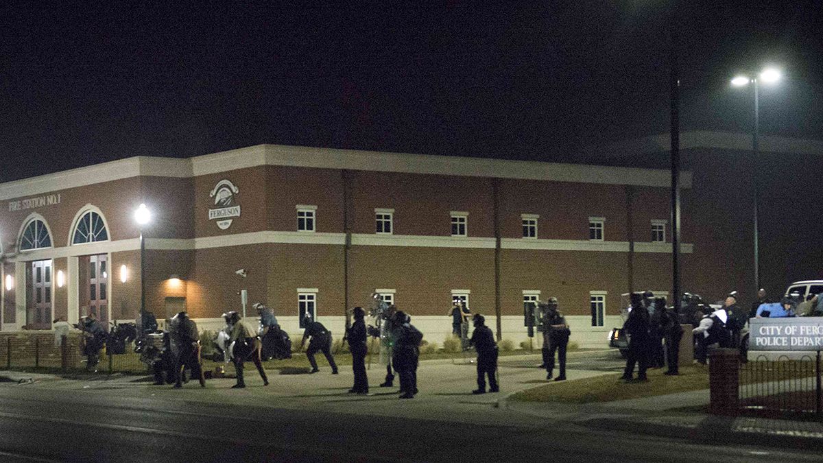 Dois polícias atingidos a tiro em Ferguson