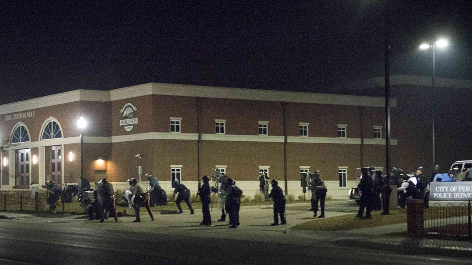Két rendőrre lőttek az amerikai Fergusonban