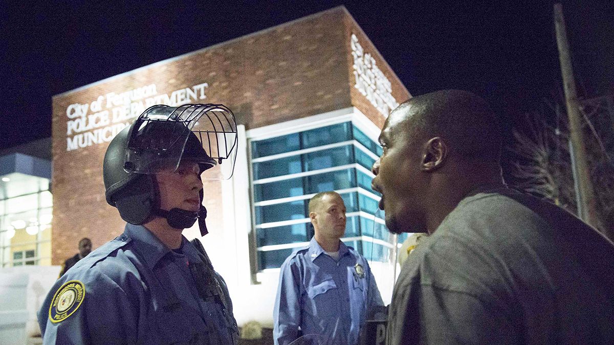 Los dos policías heridos de bala en Ferguson, EEUU, están conscientes