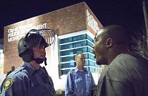 Ferguson: polícias atingidos a tiro estão livres de perigo
