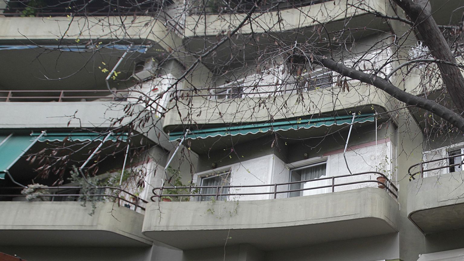 Τραγωδία στο Βύρωνα – Νεκρό βρέφος που έπεσε με τον 26χρονο θείο του από πολυκατοικία