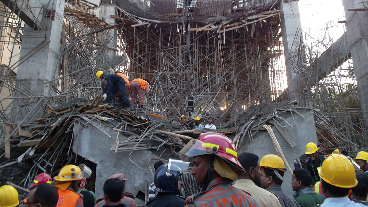 Száz munkás egy bangladesi cementgyár romjai alatt