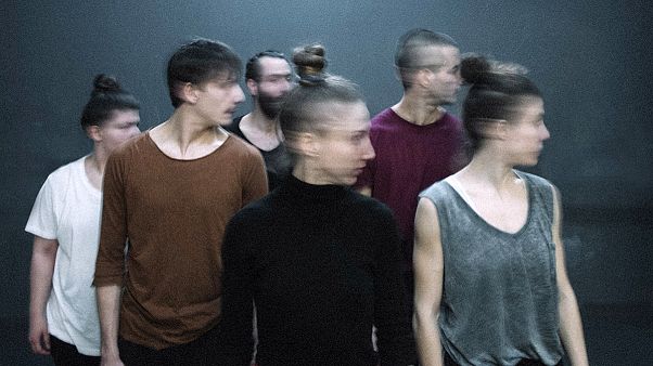 Χορεύοντας (με) τα «Κύματα» της Βιρτζίνια Γουλφ Χορεύοντας (με) τα «Κύματα» της Βιρτζίνια Γουλφ