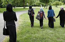 Hordhatnak fejkendőt az iskolában is a muzulmán tanárnők Németországban