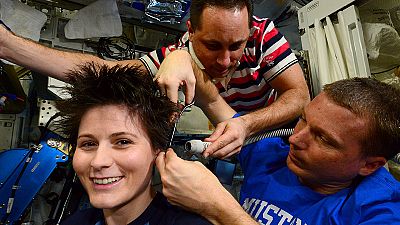Come si fa un taglio di capelli nello spazio?