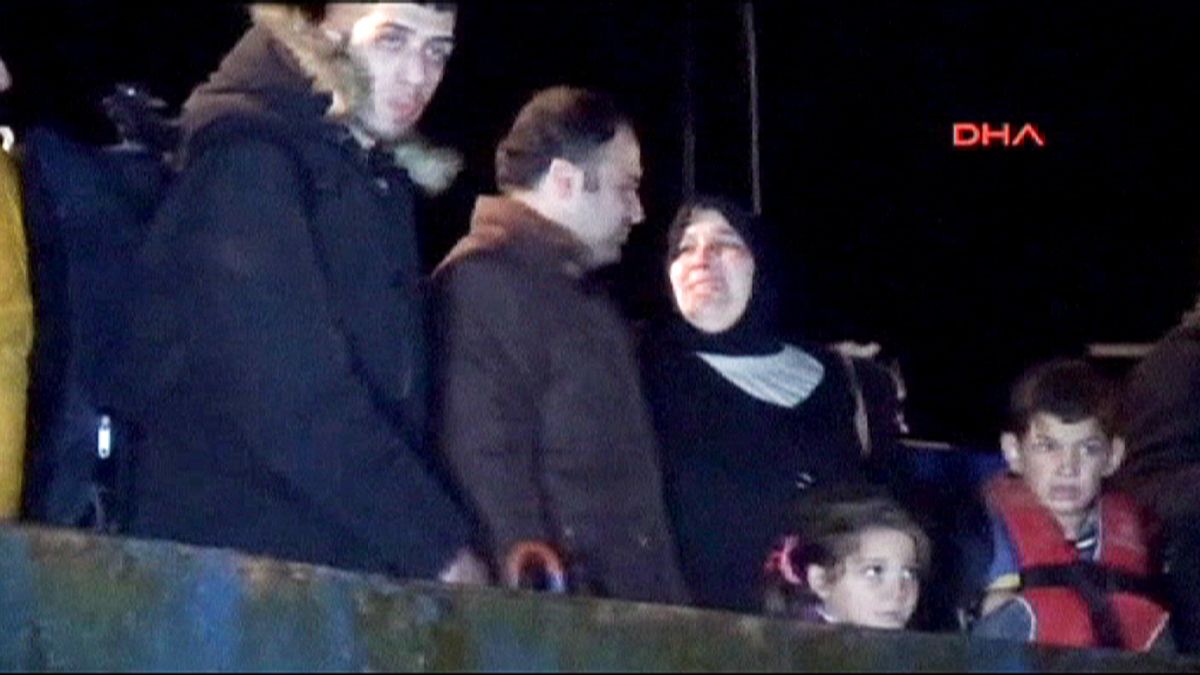 300 szíriai menekültet fogott a török határőrség egy hajón