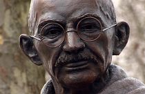 نصب تندیس مهاتما گاندی در میدان پارلمان لندن