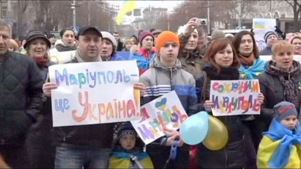 Residentes de Mariupol manifestam-se contra agressão russa
