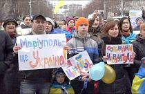 Residentes de Mariupol manifestam-se contra agressão russa