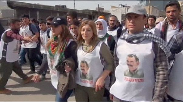 Curdos marcham pela libertação de Ocalan Curdos marcham pela libertação de Ocalan