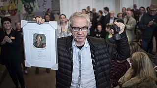 رسام الكاريكاتير لارس فيلكس يتلسم جائزة الشجاعة في الدنمارك