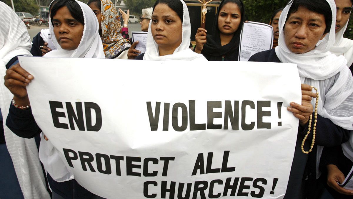 Pakistan: Christians protest after deadly blasts outside churches