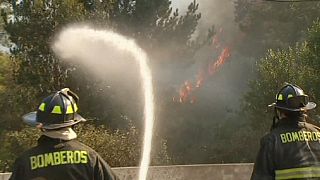 Cile, vigili del fuoco al lavoro per spegnere fiamme a Valparaiso