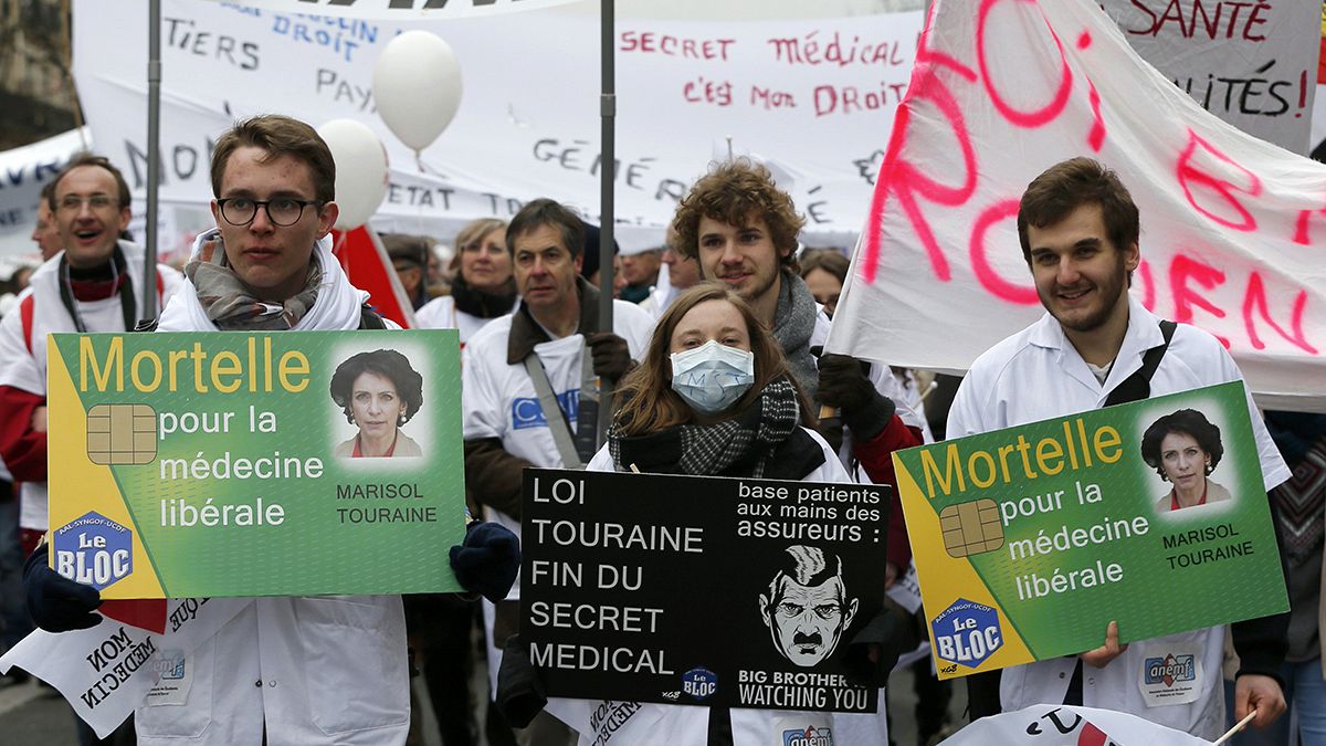 ممارسو الصحة في فرنسا يتظاهرون ضد مشروع قانون "تورين"