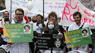 Miles de profesionales sanitarios se manifestaron en París contra el Gobierno