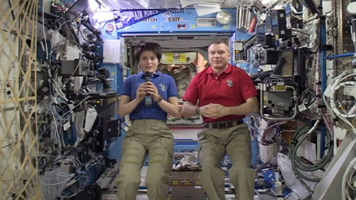 Entrevistamos a dos astronautas desde el espacio y nos dicen que lo que más echan de menos es a la gente y la meteorología