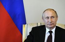 Vladimir Putin volta a aparecer em público