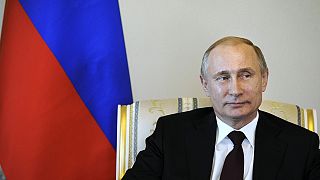 Vladimir Putin volta a aparecer em público