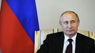 Putin di nuovo in pubblico. Una tv: "Fermo per l'influenza"