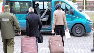 فرنسي يخبىء زوجته الروسية في حقيبته ليدخلها إلى بولندا