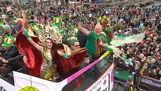 San Patricio llena de verde las calles de Dublín